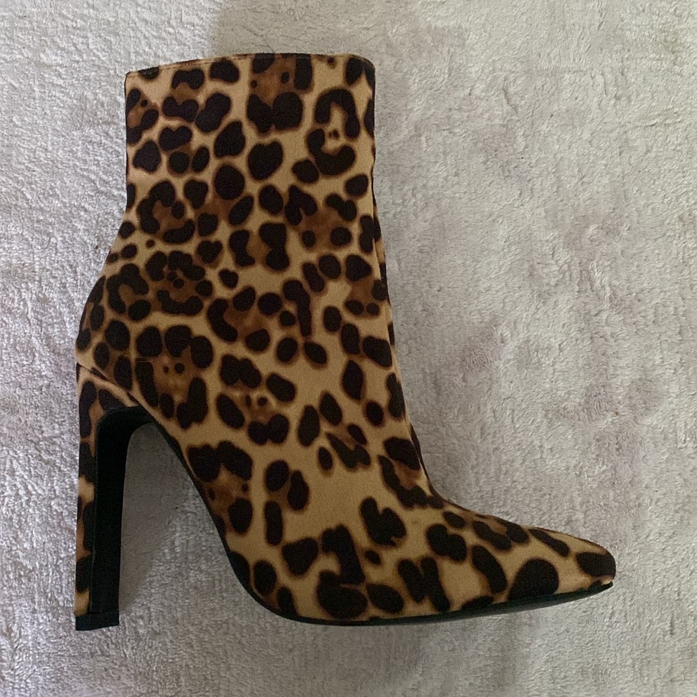 Leopard print high heel booties (size 5) new without tags
